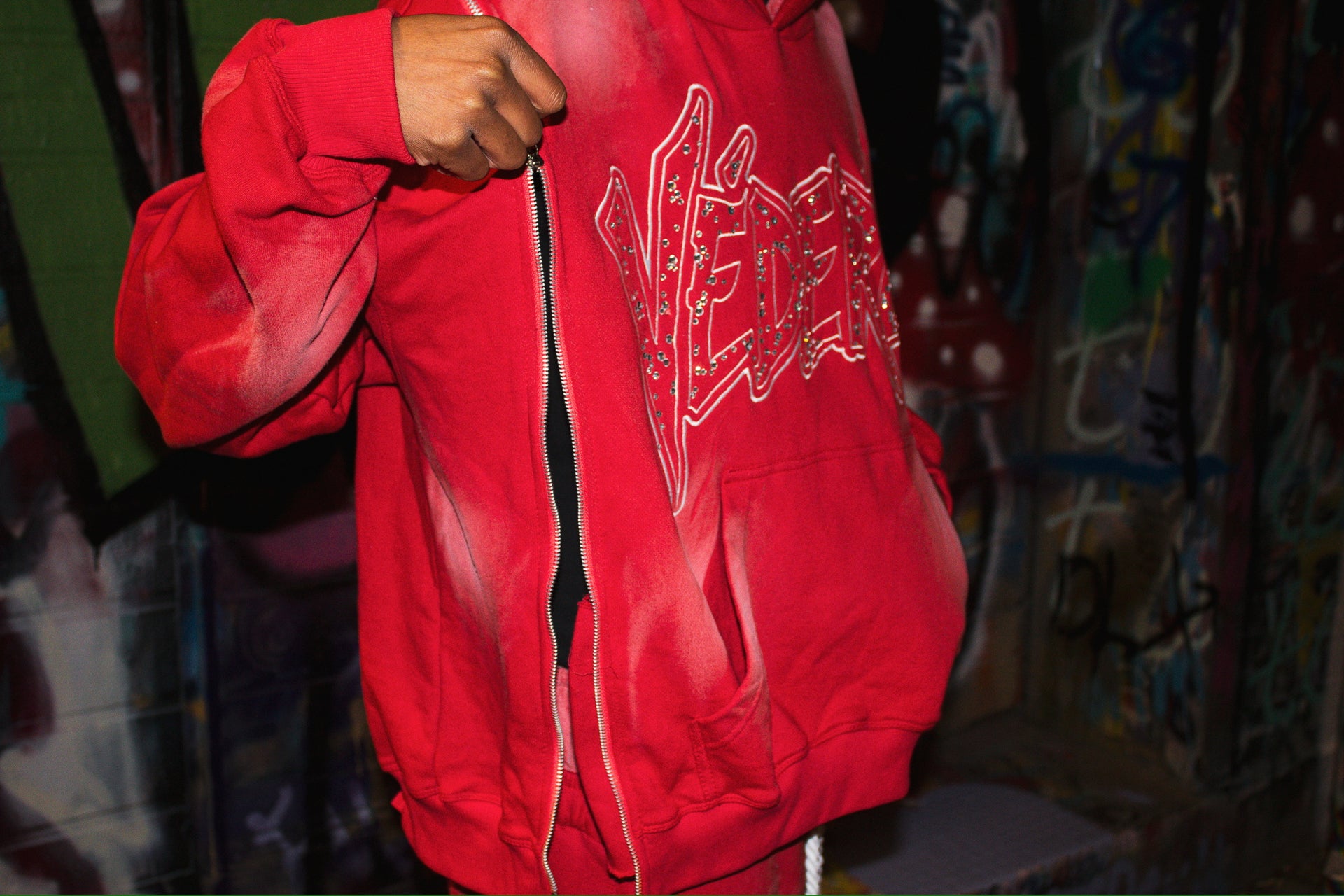 VEDERE RED SIDE ZIP PULLOVER